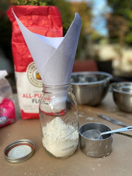 Cookie jar funnel with mix
