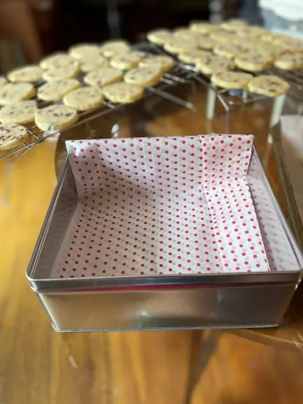 A tin cookie box with a tissue layer