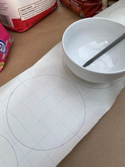 Drawing a circle with a bowl